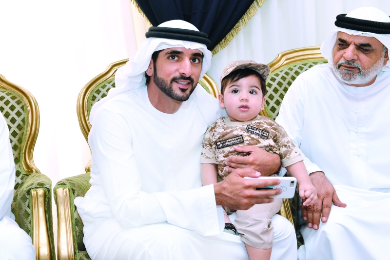 حمدان بن محمد يؤدي واجب العزاء في شهداء الوطن الأبرار