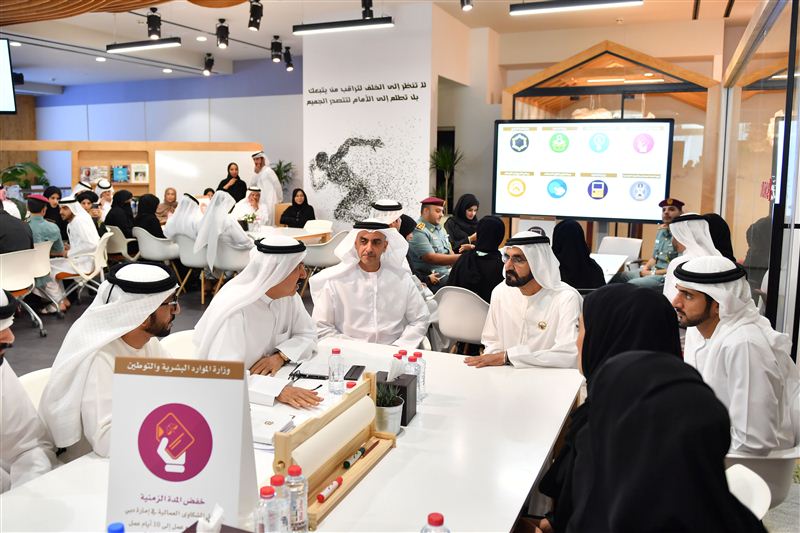 محمد بن راشد يطلع على نتائج الدفعة الأولى من المسرِّعات الحكومية واستعرض أهداف الدفعة الثانية