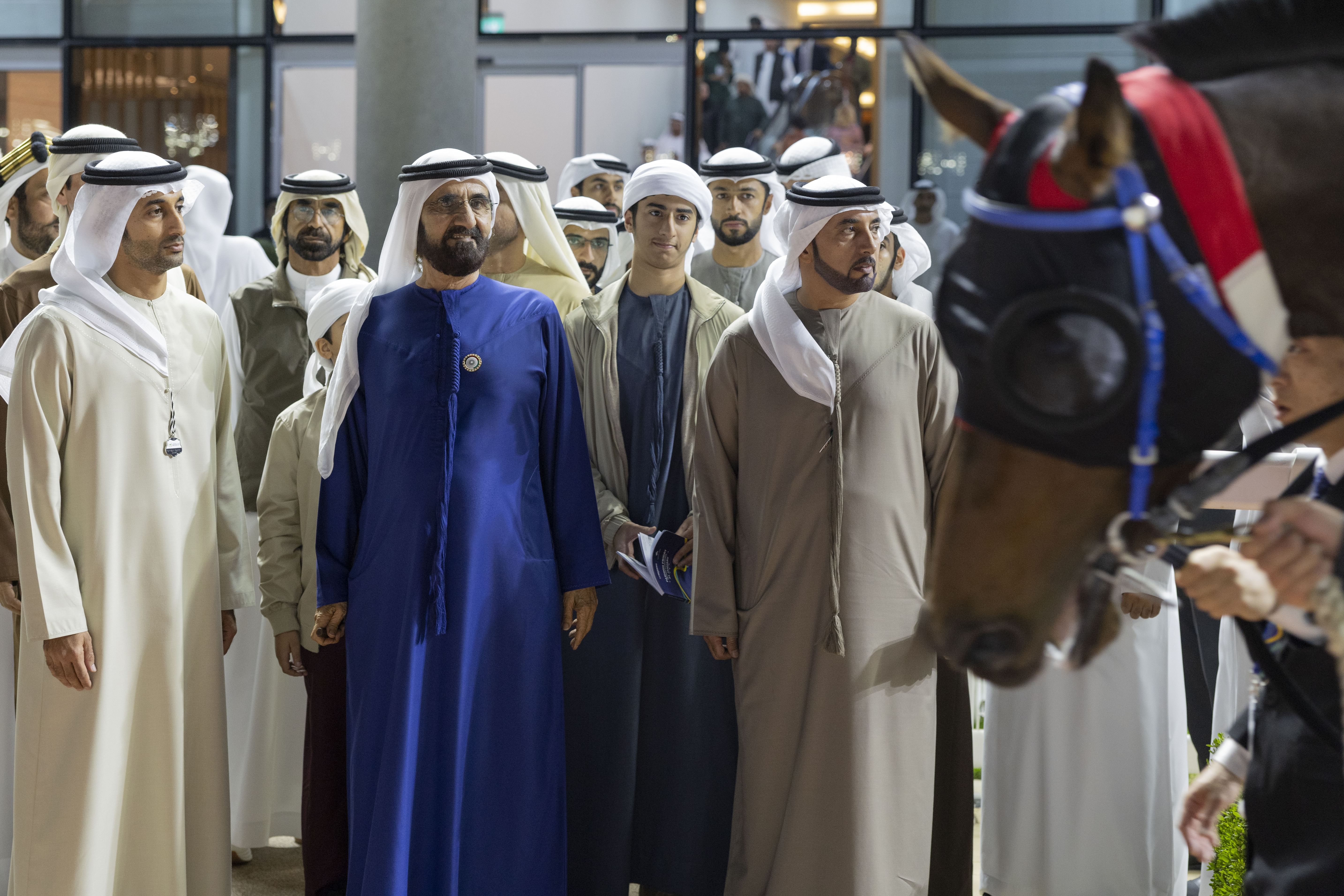 محمد بن راشد يشهد أمسية "فاشن فرايداي" بمضمار ميدان العالمي
