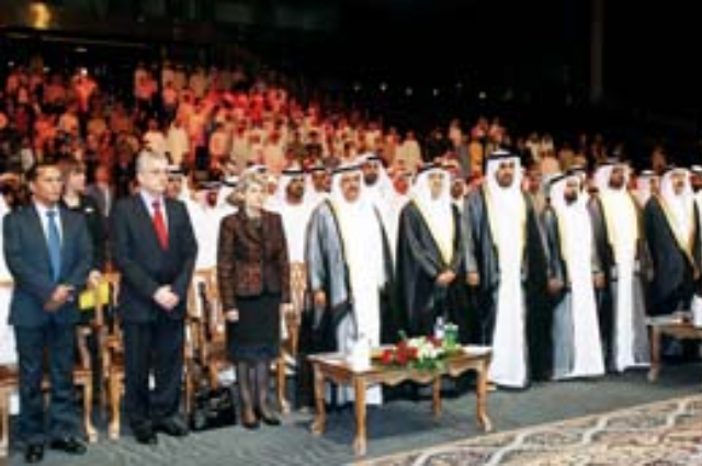 محمد بن راشد يزور موقع تصوير مسلسل "صراع على الرمال" 