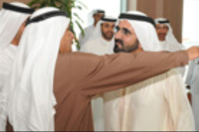 محمد بن راشد يلتقي بفريق نادي الوصل