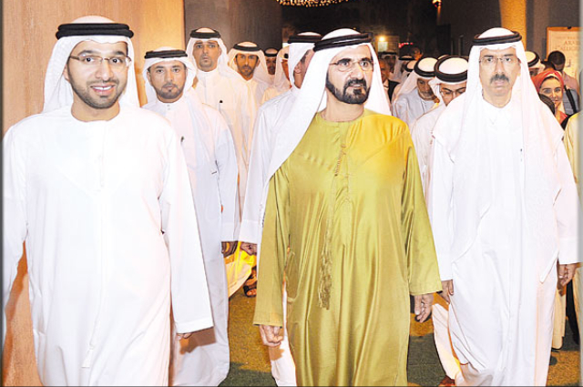 محمد بن راشد يطلع على مشاريع محطات النقل البحري وحافلات المواصلات العامة 