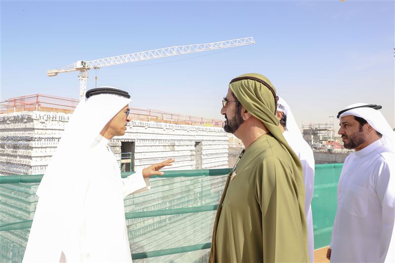 محمد بن راشد يتفقّد سير العمل في مشروع "برج خور دبي"
