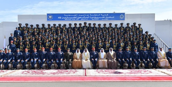 محمد بن راشد يشهد تخريج دورة المرشحين الطيارين والجويين في كلية خليفة بن زايد الجوية