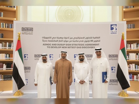 وكالة أنباء الإمارات - محمد بن راشد ومحمد بن زايد يشهدان توقيع اتفاقية تعاون بين هيئة دبي للتجهيزات وأدنوك لتطوير الغاز المكتشف بين أبوظبي ودبي