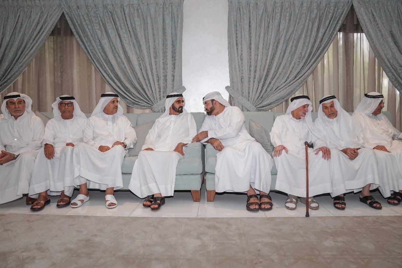محمد بن راشد يقدم واجب العزاء في وفاة موزة بنت علي الوري