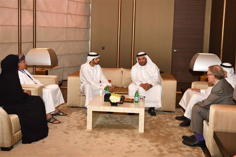 حمدان بن محمد يلتقي عمداء المدن المشاركة في قمة المدن العالمية