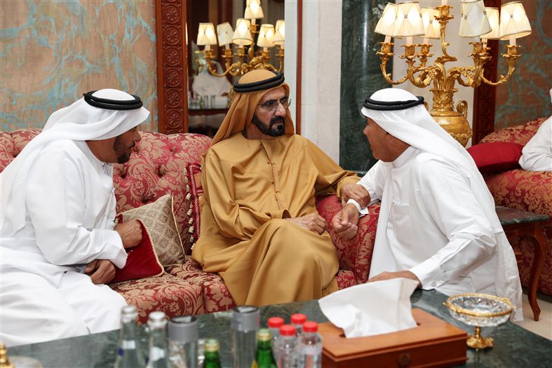 محمد بن راشد يقدم واجب العزاء في وفاة والدة مصبح الفتان ومحمد الرميثي
