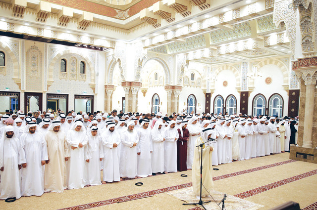 حمدان بن راشد يتلقى التهاني بشهر رمضان المبارك