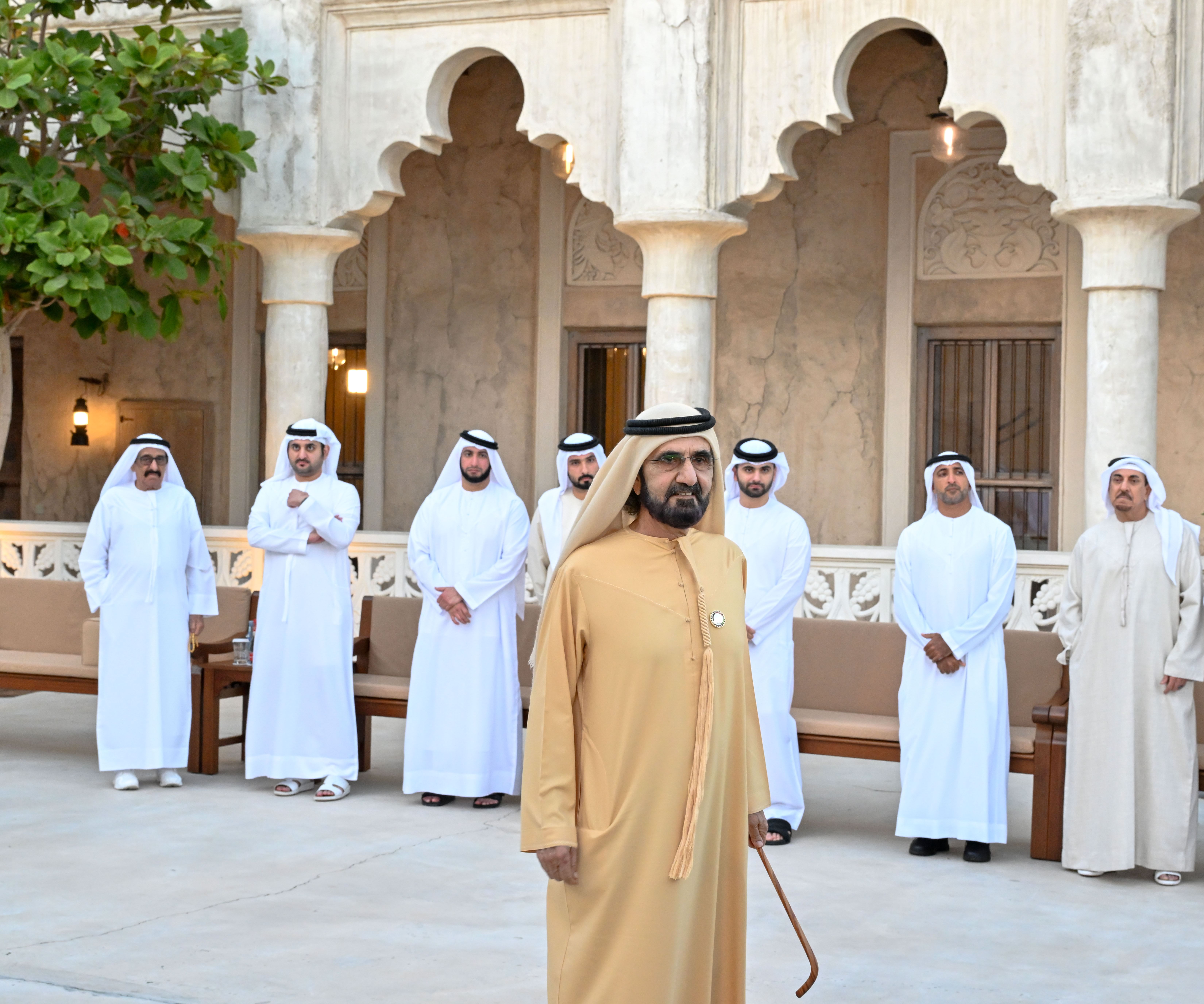 محمد بن راشد يلتقي أعيان البلاد ورجال أعمال ومسؤولي الدوائر في مجلس الشندغة بدبي