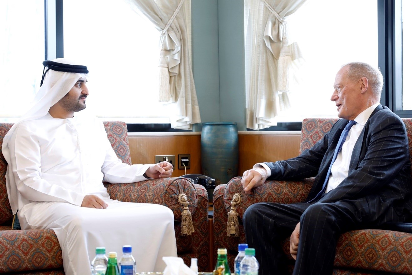 مكتوم بن محمد يبحث مع وزير الاستثمار البريطاني تعزيز التعاون التجاري والاستثماري بين البلدين
