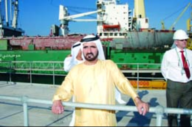 محمد بن راشد يقدم واجب العزاء لعائلة بطي بن بشر
