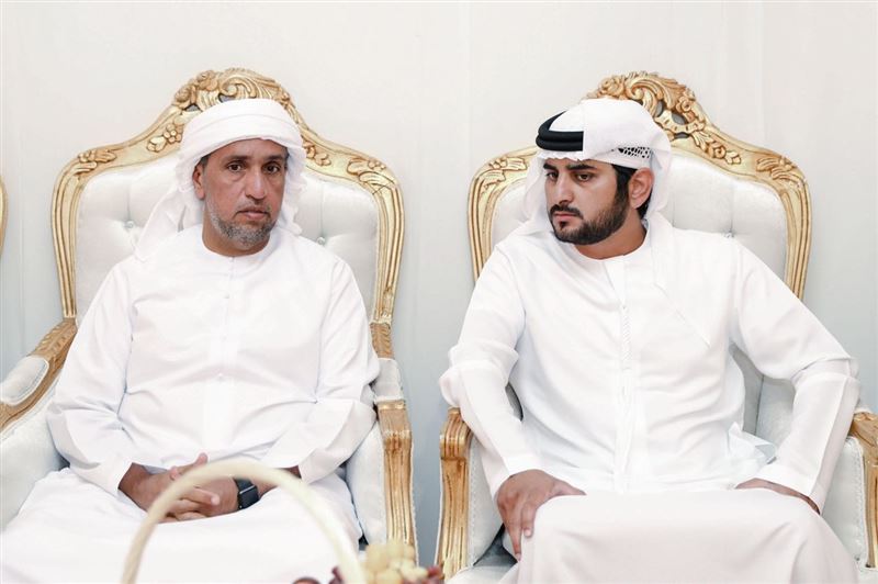 مكتوم بن محمد يقدم واجب العزاء في وفاة المرحوم هلال سالم المنصوري