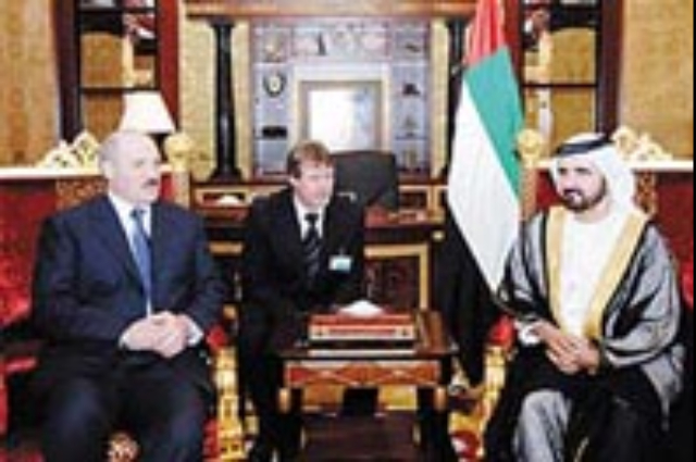 مكتوم بن محمد يحضر حفل زفاف سيف الكتبي