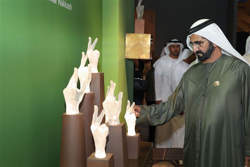 محمد بن راشد يزور معرض "أيام التصميم - دبي"