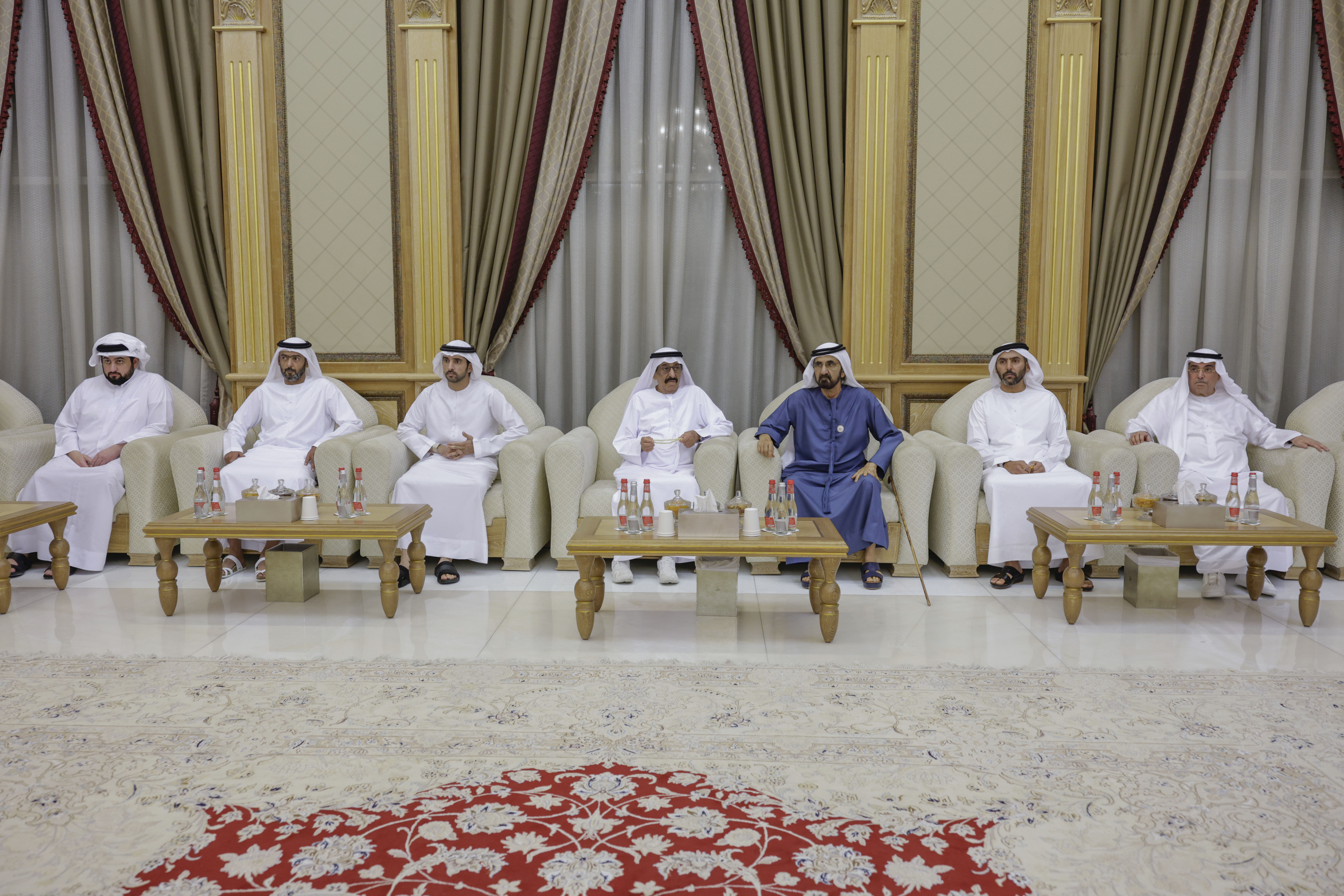 محمد بن راشد يقدم واجب العزاء في وفاة سعيد جمعة النابودة