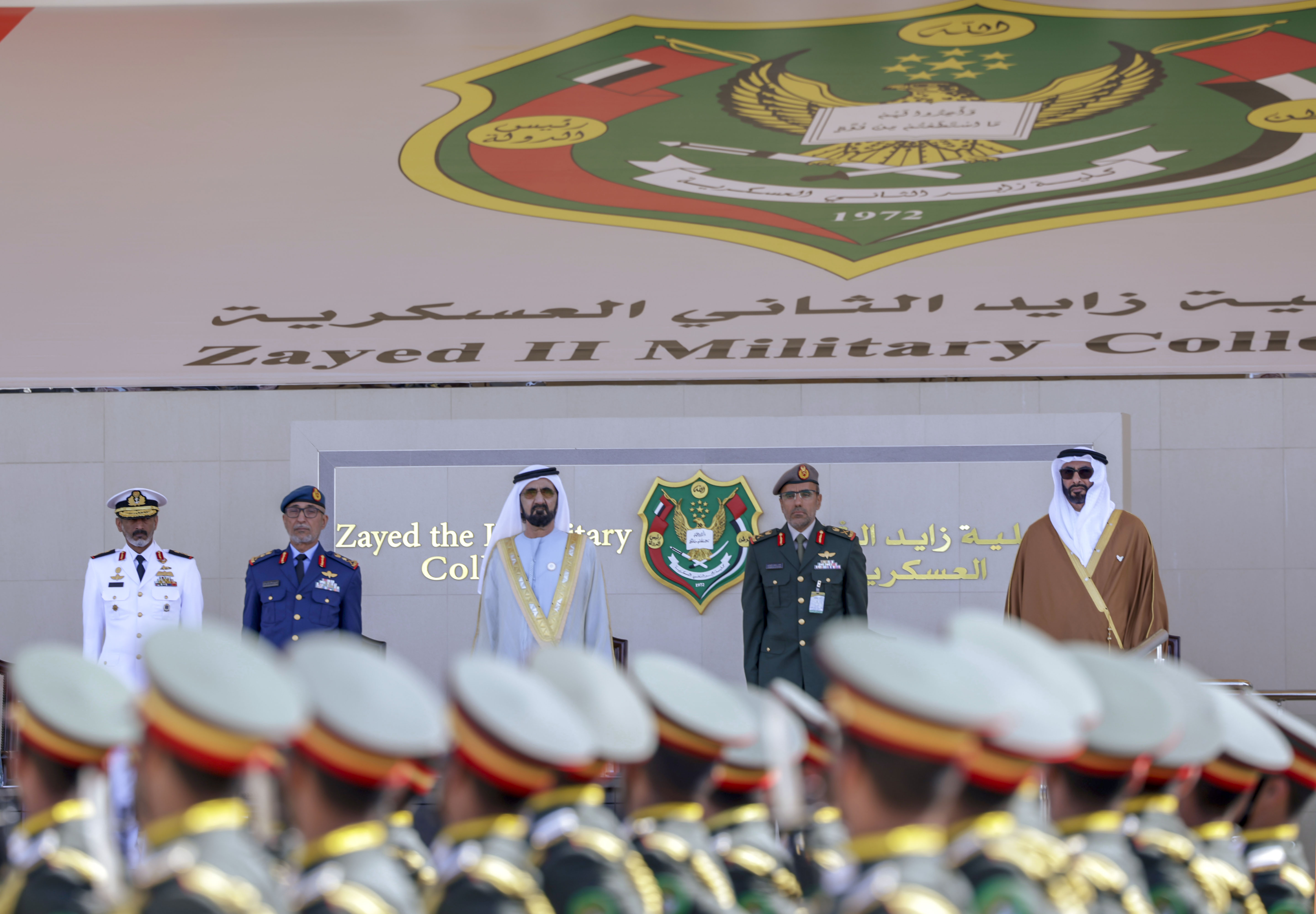 محمد بن راشد يشهد تخريج الدورة الـ47 من المرشحين الضباط في كلية زايد الثاني العسكرية