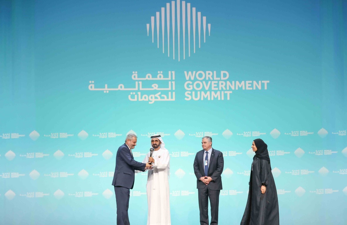 محمد بن راشد يكرم فيروز الدين فيروز بجائزة أفضل وزير في العالم خلال "قمة الحكومات"