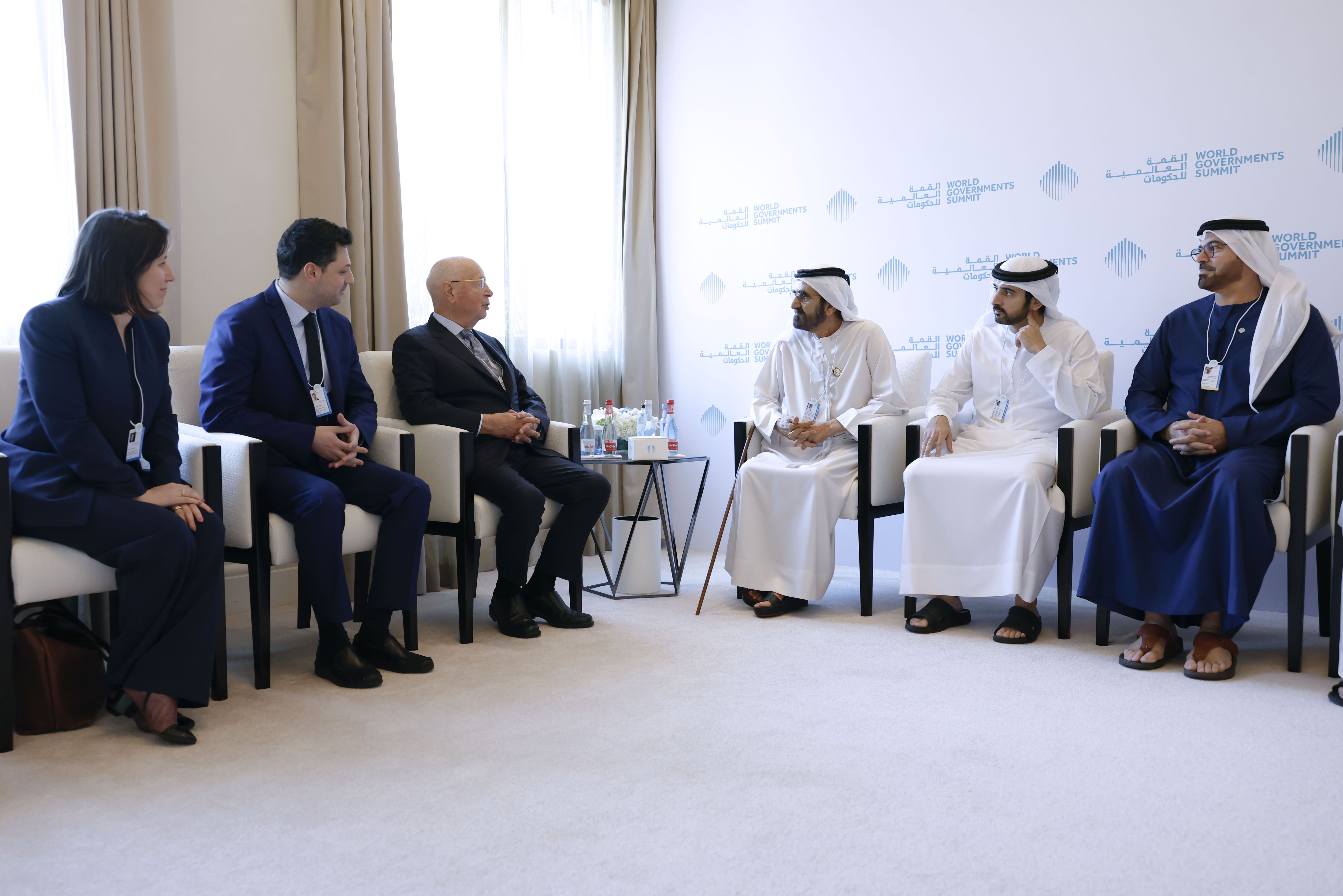 محمد بن راشد يلتقي كلاوس شواب ويؤكد أهمية تمكين الحكومات من مواكبة التغيرات الجذرية التي يشهدها العالم