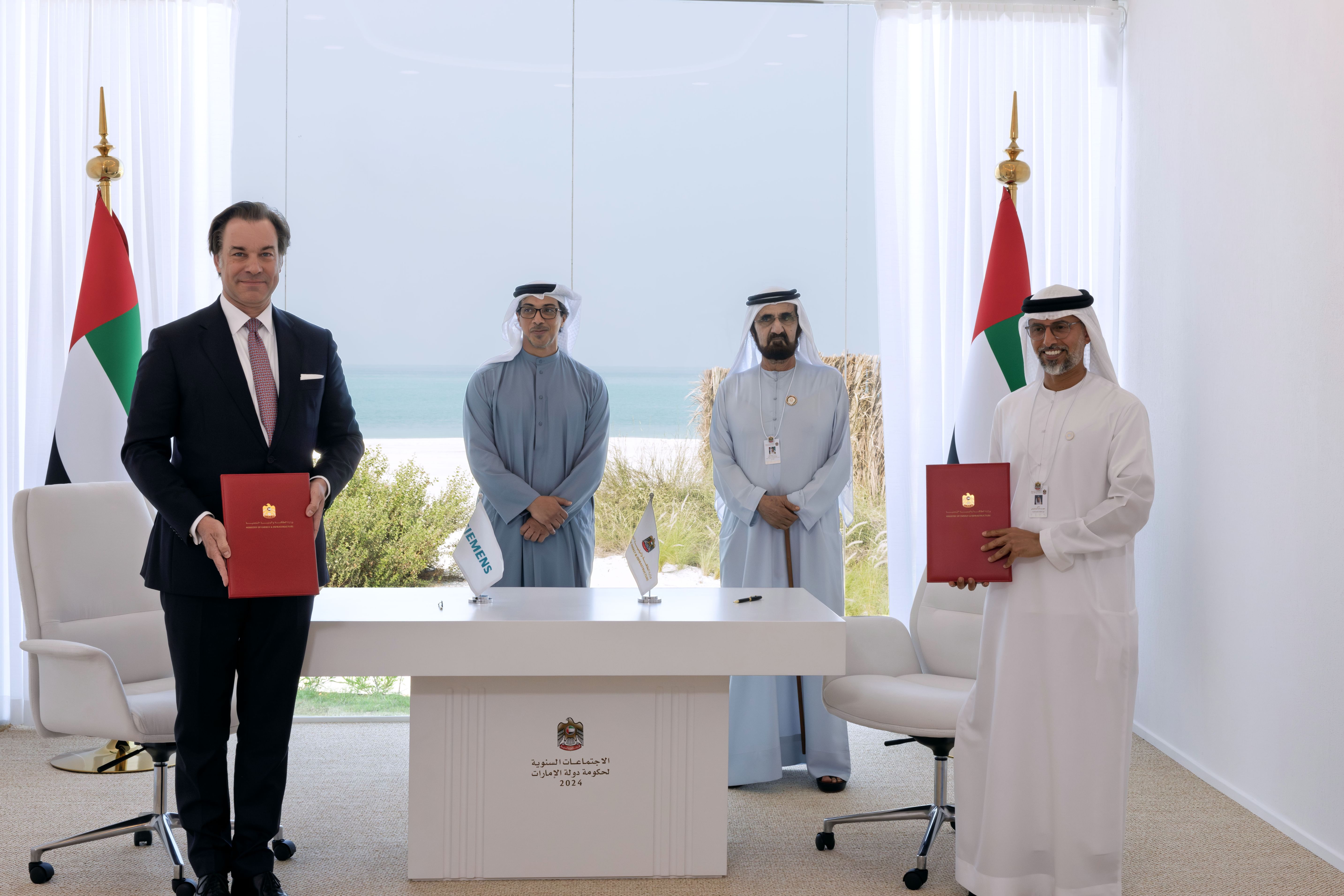 محمد بن راشد ومنصور بن زايد يشهدان توقيع اتفاقية إطلاق المرحلة الأولى من مشروع خفض استهلاك الطاقة والمياه في المباني الحكومية