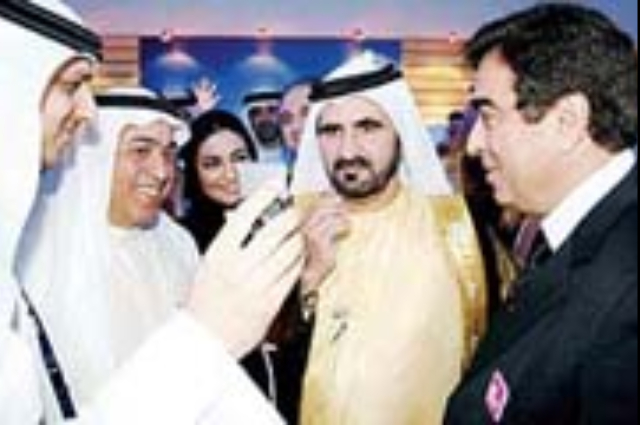 حمدان بن محمد يحضر حفل تكريم الفائزين لمسابقة فزاع للصيد بالصقور 2006 