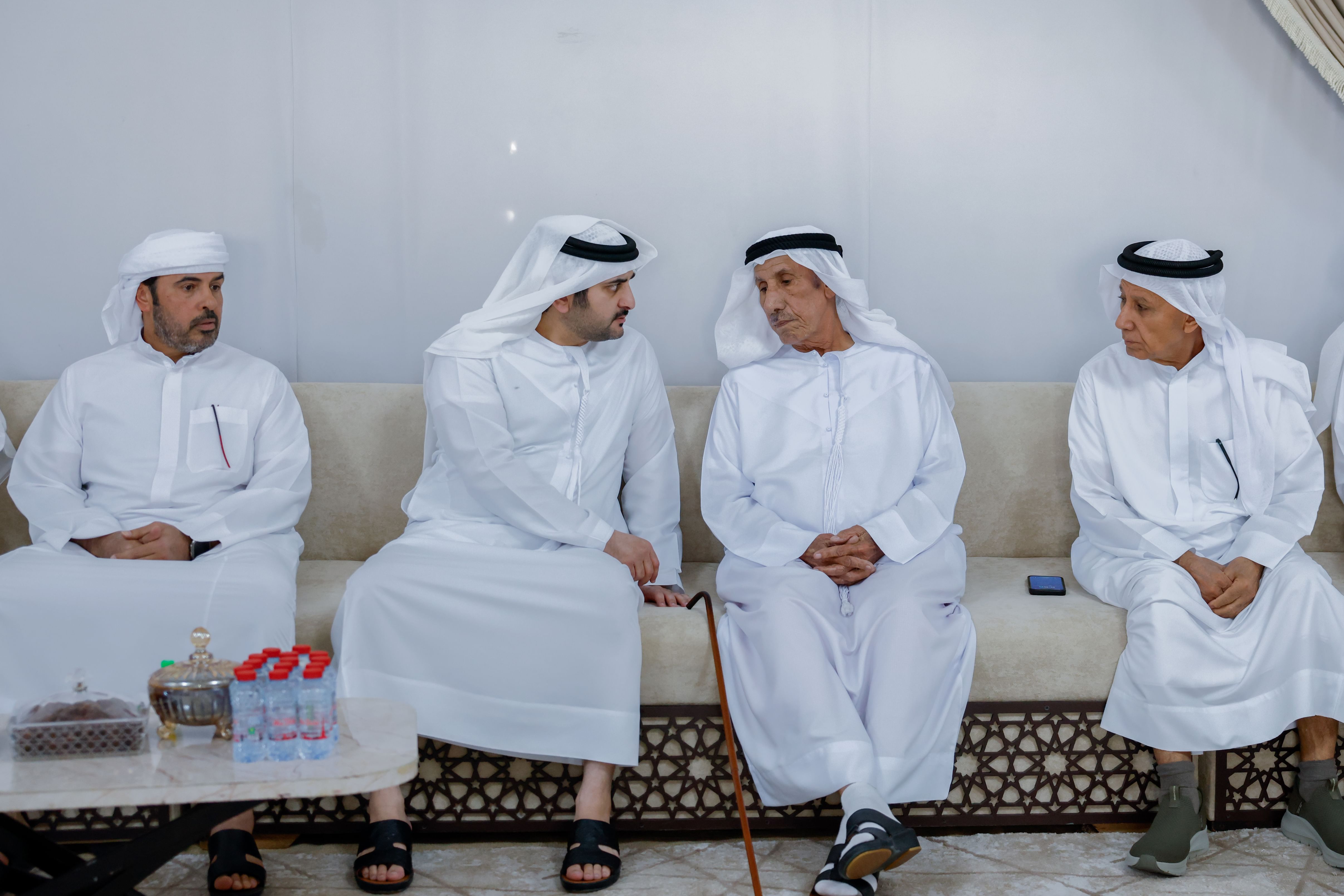 مكتوم بن محمد يقدم واجب العزاء في وفاة حسين الأحبابي