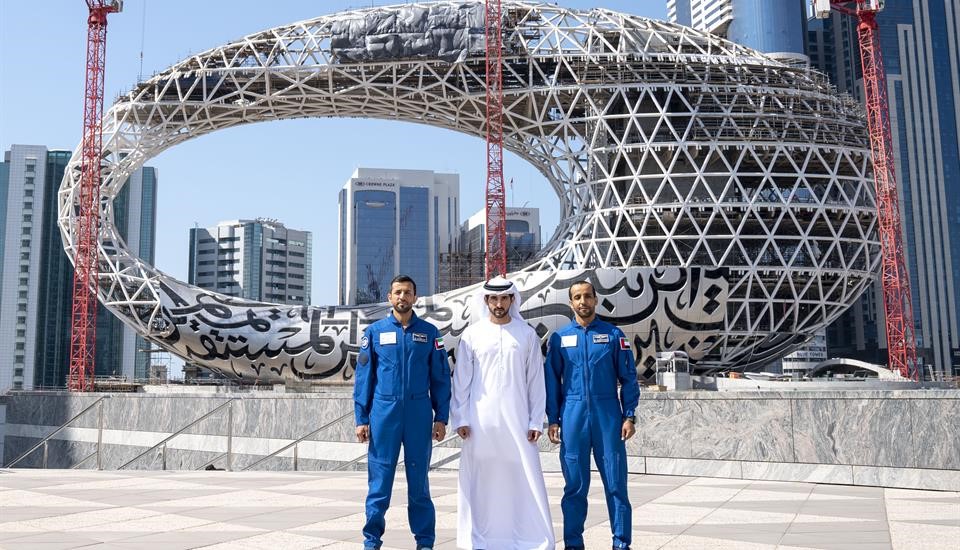 حمدان بن محمد بن راشد يلتقي أول رائدي فضاء إماراتيين