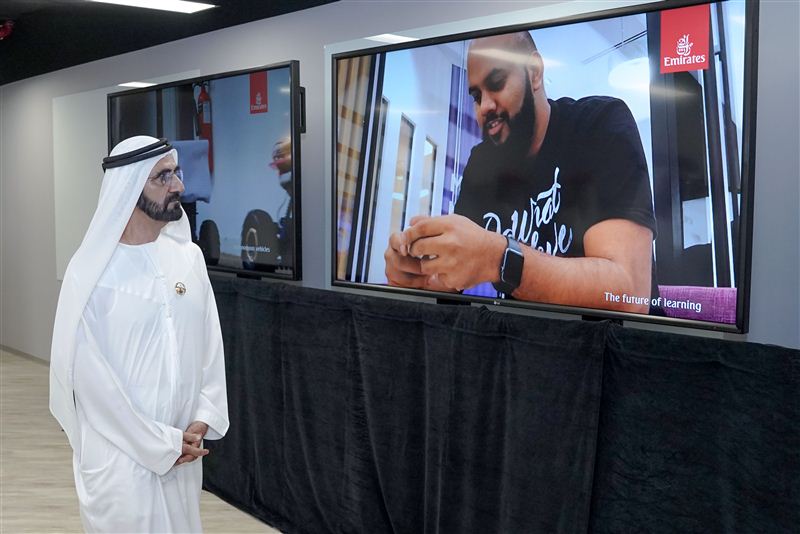 محمد بن راشد يزور مختبر طيران الإمارات في مسرَّعات دبي للمستقبل