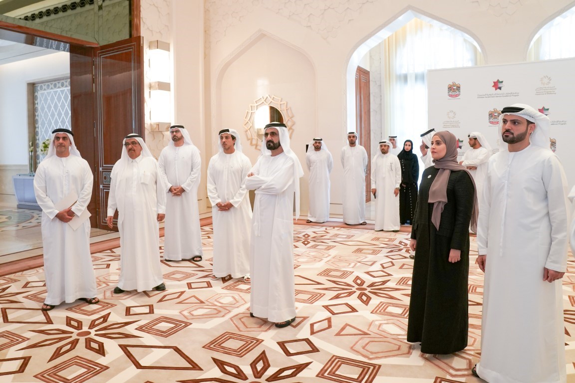محمد بن راشد يكرم الفائزين بميدالية أبطال السعادة والايجابية