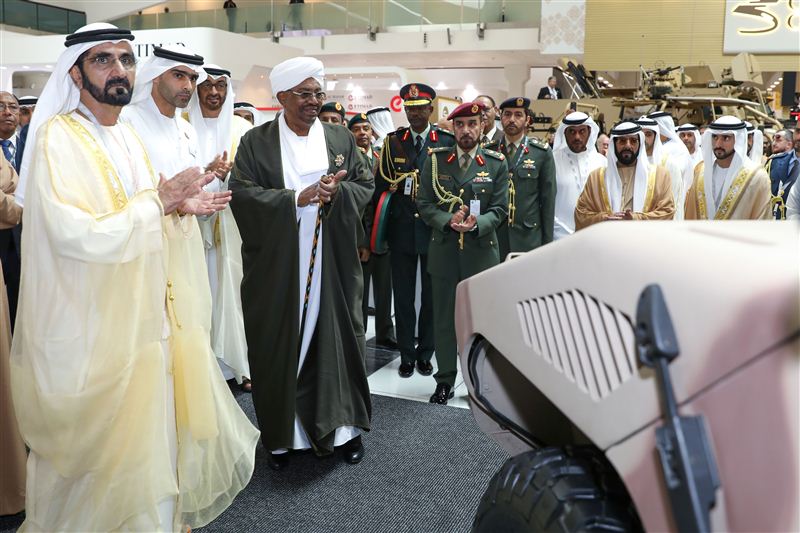 محمد بن راشد ومحمد بن زايد والبشير يتفقدون آلية التدخل السريع لـ " نمر للسيارات "