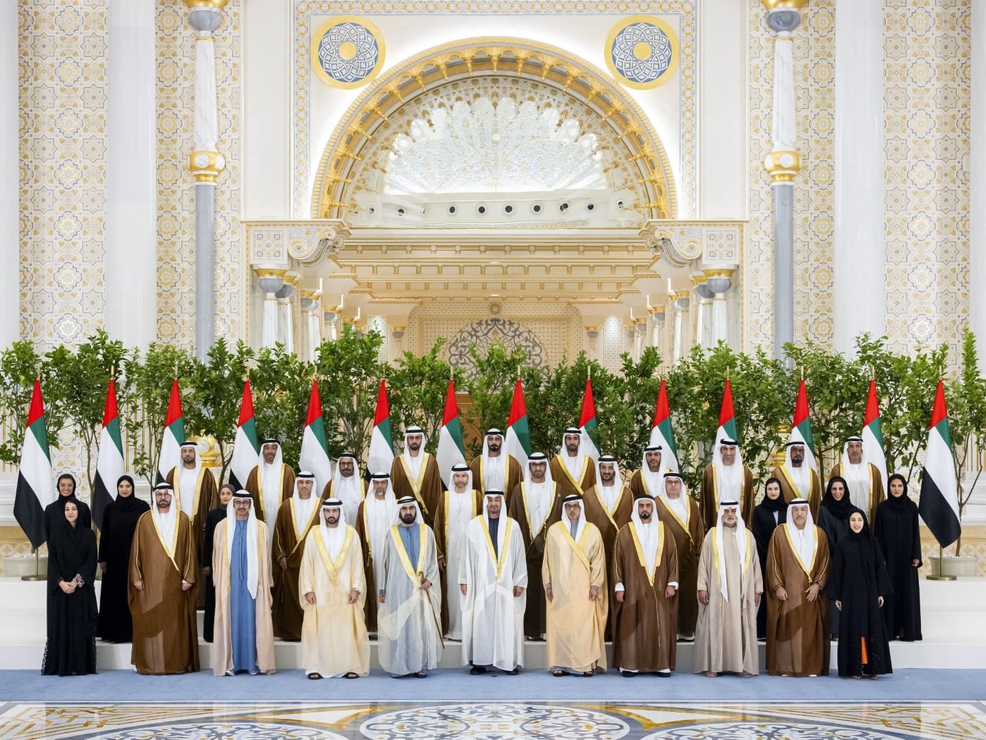 أمام رئيس الدولة وبحضور محمد بن راشد .. حمدان بن محمد والوزراء الجدد يؤدون اليمين الدستورية.