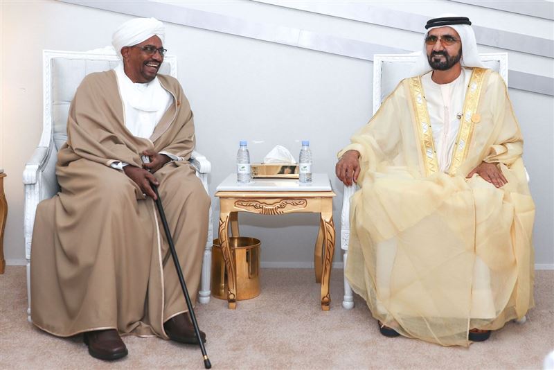 محمد بن راشد يلتقي الرئيس السوداني على هامش القمة العربية الـ 29