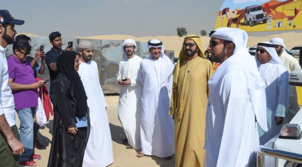 محمد بن راشد يفاجئ موظفي الأمانة العامة للمجلس التنفيذي بحضوره جانباً من تجمعهم