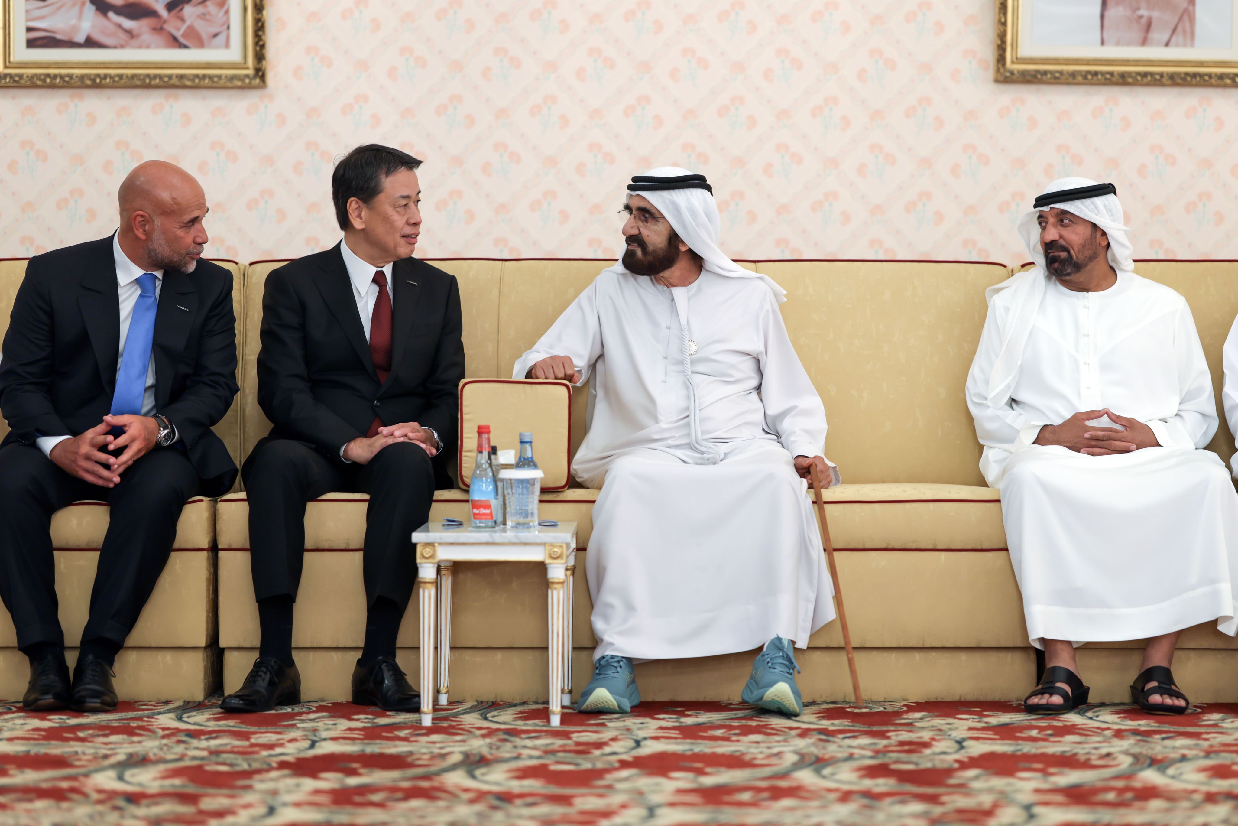 خلال لقاء ضم أعيان البلاد وجمعا من قيادات الأعمال والمستثمرين.. محمد بن راشد يلتقي الرئيس والمدير التنفيذي لشركة "نيسان" العالمية
