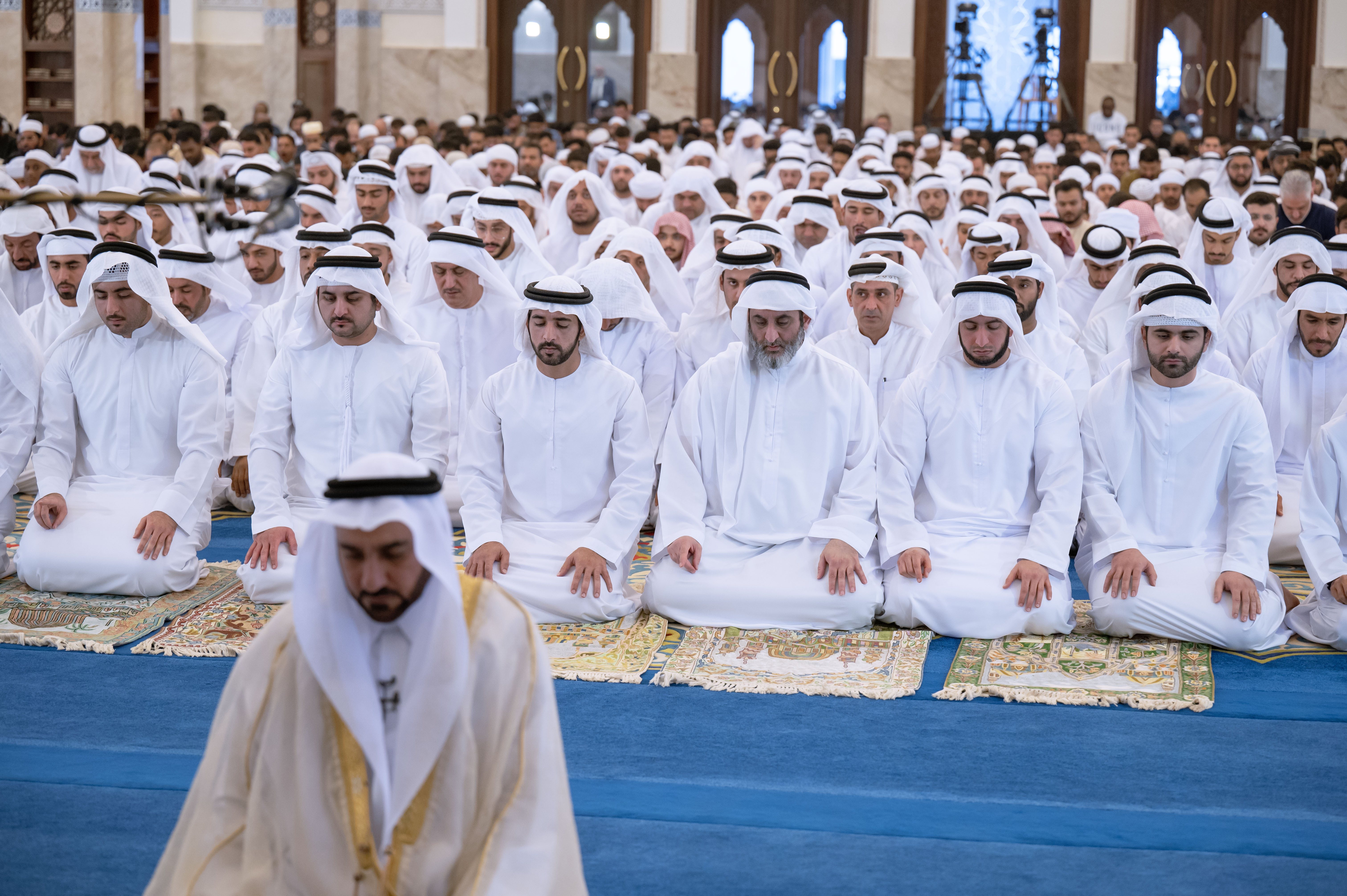 حمدان بن محمد يؤدي صلاة عيد الأضحى في مسجد زعبيل الكبير بدبي