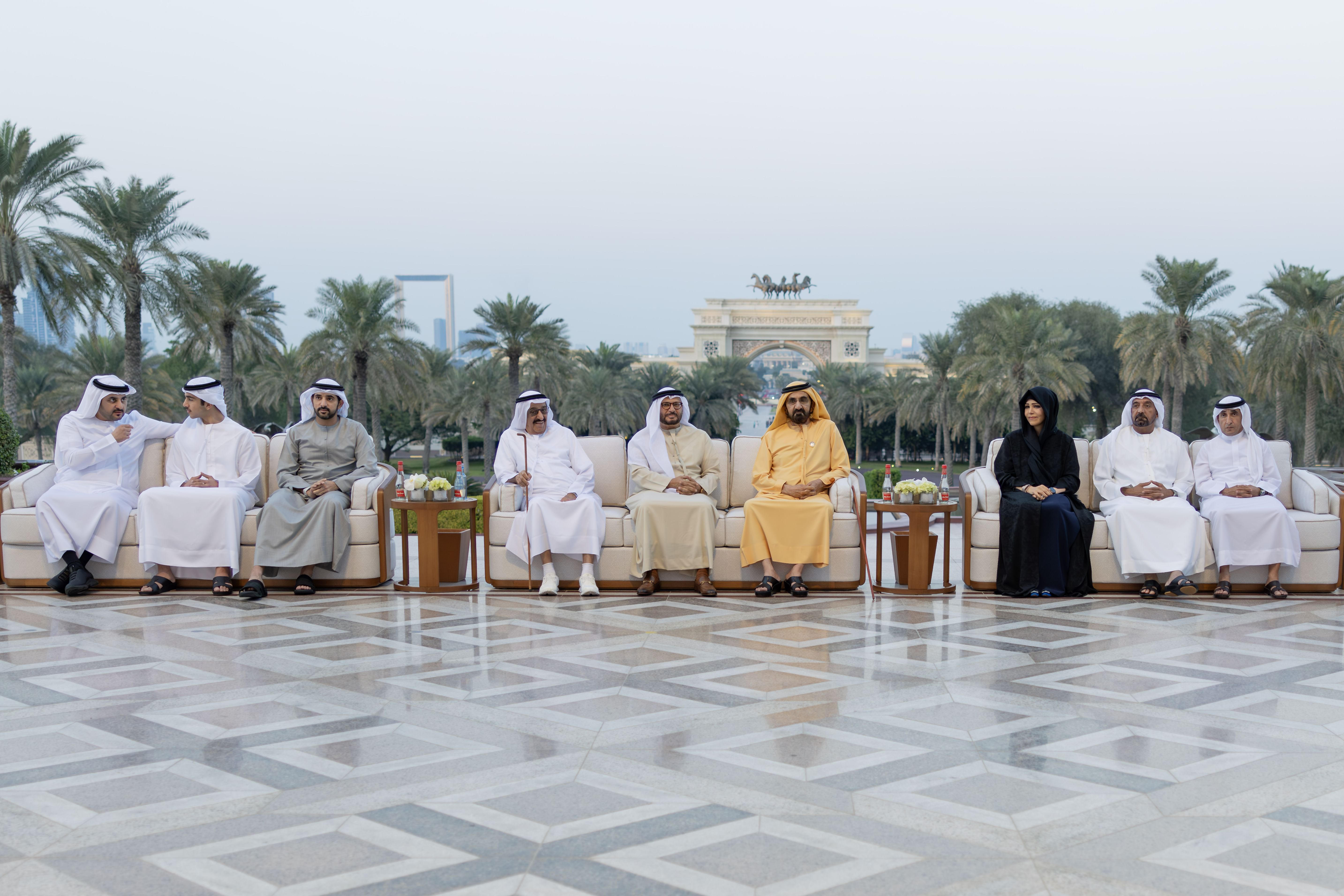 محمد بن راشد يلتقي جمعاً من الشيوخ وأعيان البلاد وكبار المسؤولين