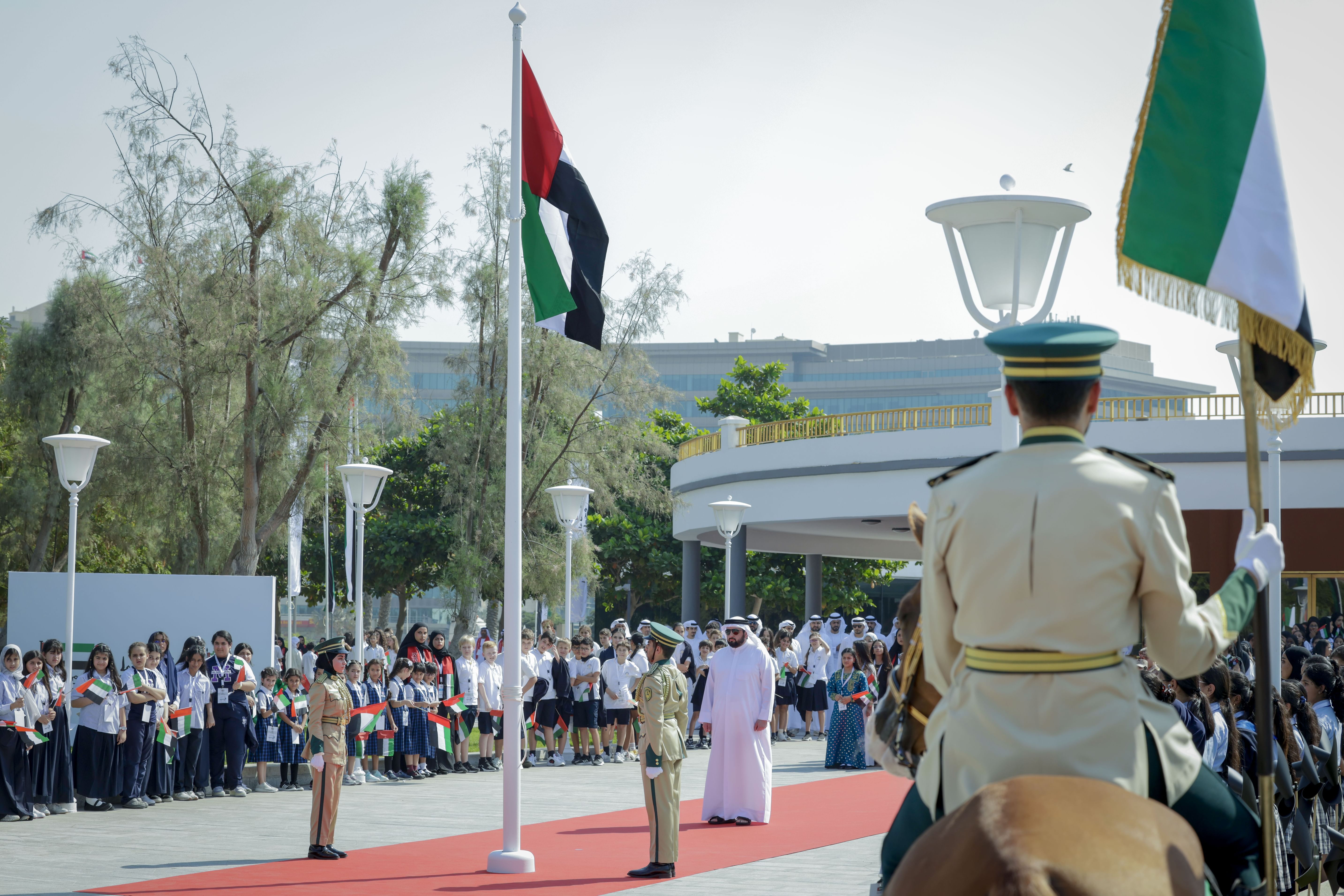 أحمد بن محمد: إنجازات الإمارات تعلو برايتها وسيظل علَمَها رمزاً لرفعة الوطن بين الأمم