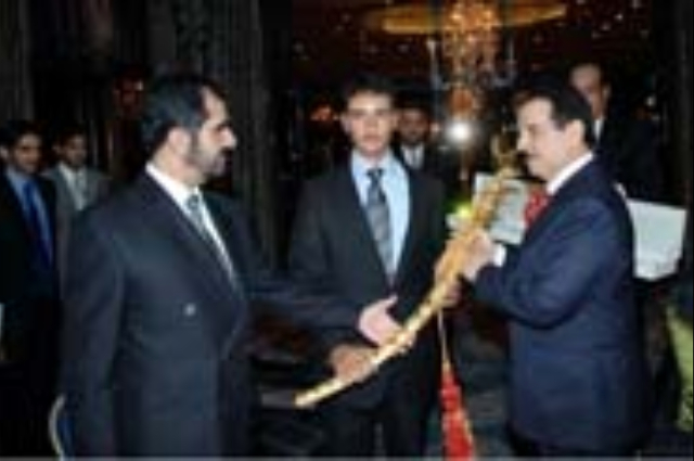 محمد بن راشد وحمدان بن محمد يعزيان في وفاة نجل أحمد الطاير