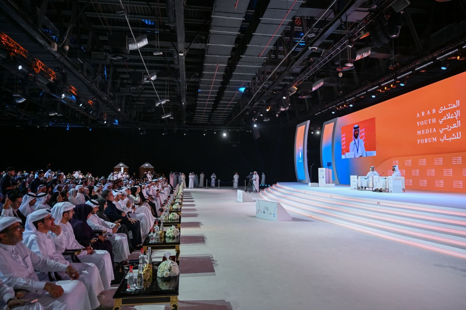 بحضور أحمد بن محمد.. ناصر بن حمد: محمد بن راشد رائد تمكين الشباب العربي ومُلهمهم الأول