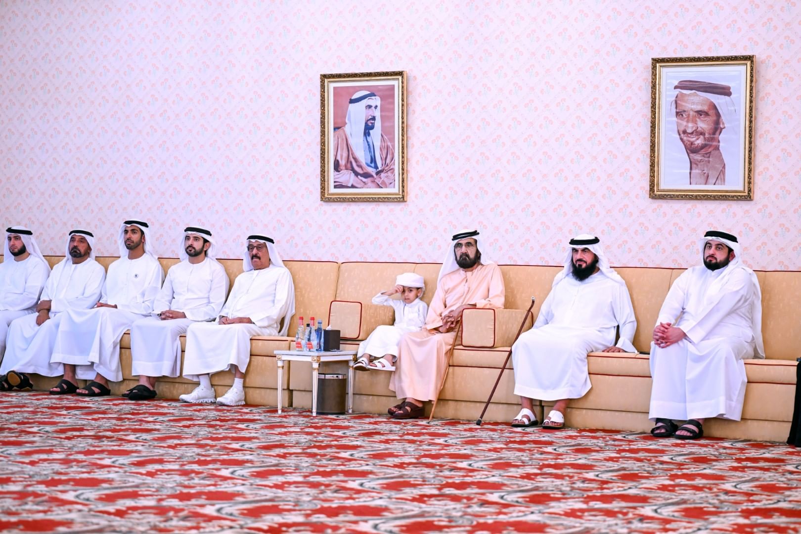 محمد بن راشد وبحضور حمدان بن محمد يستقبل جمعا من أعيان البلاد ورجال الأعمال ومسؤولي الجهات والدوائر الحكومية