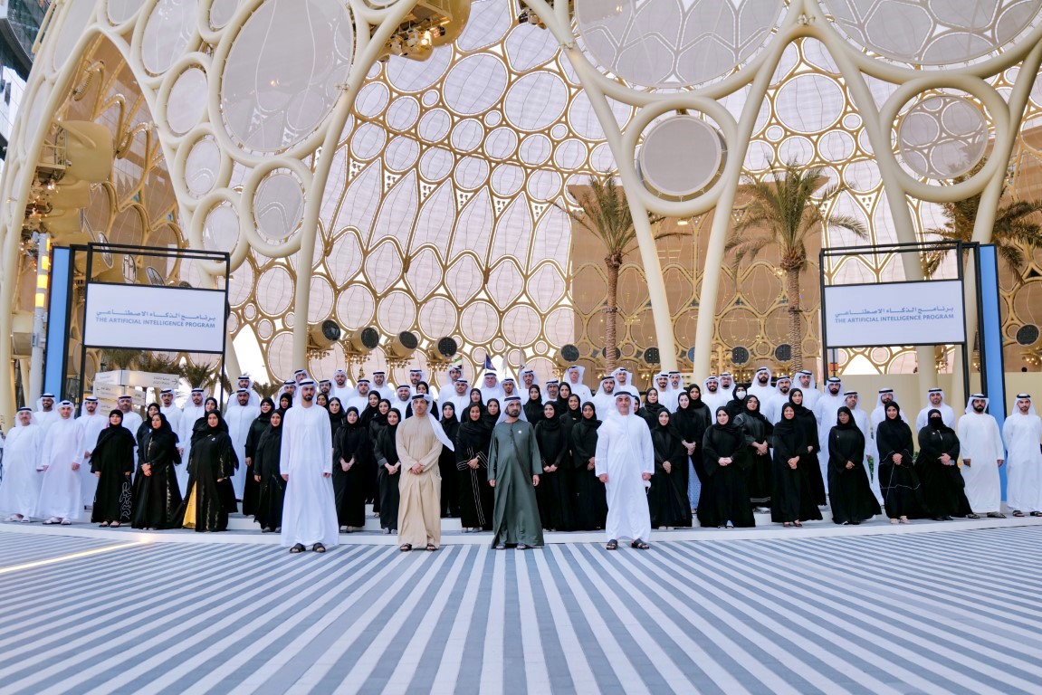 محمد بن راشد يكرم 240 خريجا في برنامج الذكاء الاصطناعي