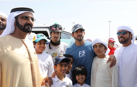 محمد بن راشد يشهد سباق كأس ولي عهد دبي للقدرة في سيح السلم بدبي