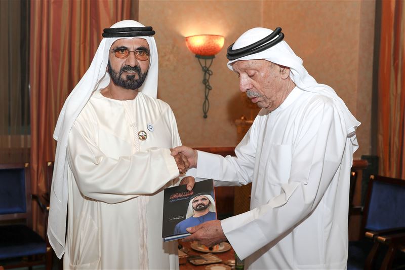 محمد بن راشد يتسلم نسخة من كتاب "محمد بن راشد في سباق مع الزمن"