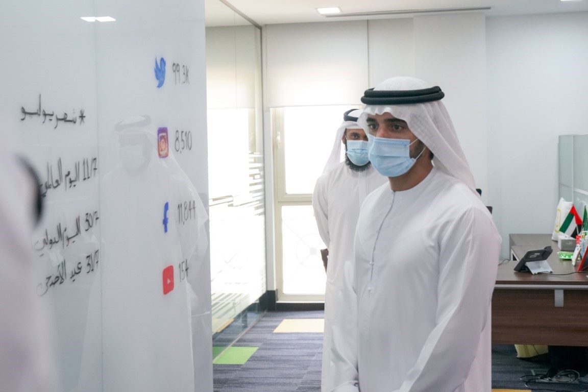ولي عهد دبي يزور مركز دبي للاحصاء بعد حصوله على المركز الأول ضمن مؤشر سعادة الموظفين للعام الثامن