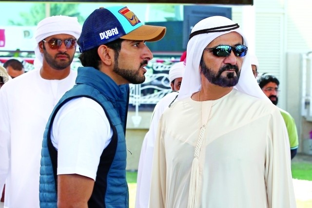محمد بن راشد يلتقي بالشيوخ والوزراء وكبار المسؤولين في الدولة 
