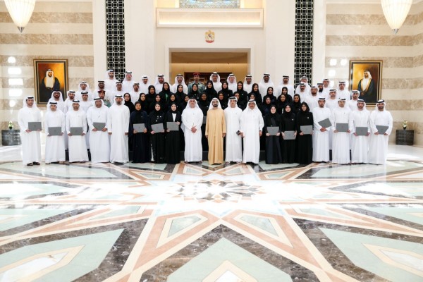 محمد بن راشد يكرم خريجي الدفعتين الرابعة والخامسة للقيادات التنفيذية في برنامج قيادات حكومة الإمارات