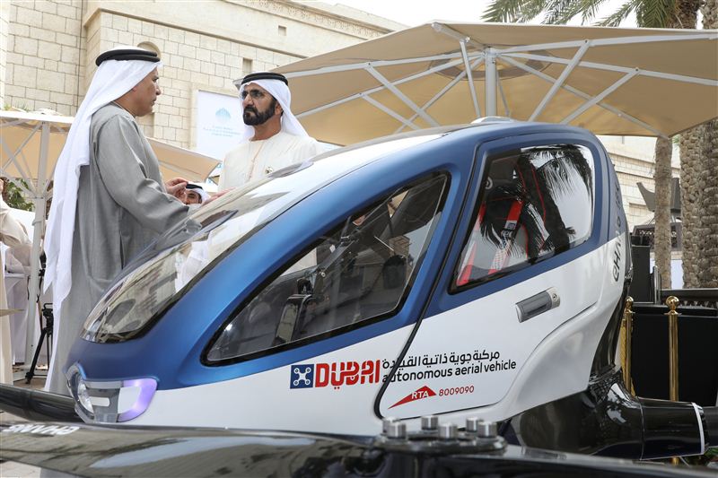 محمد بن راشد يتفقد الطائرة العمودية ذاتية القيادة
