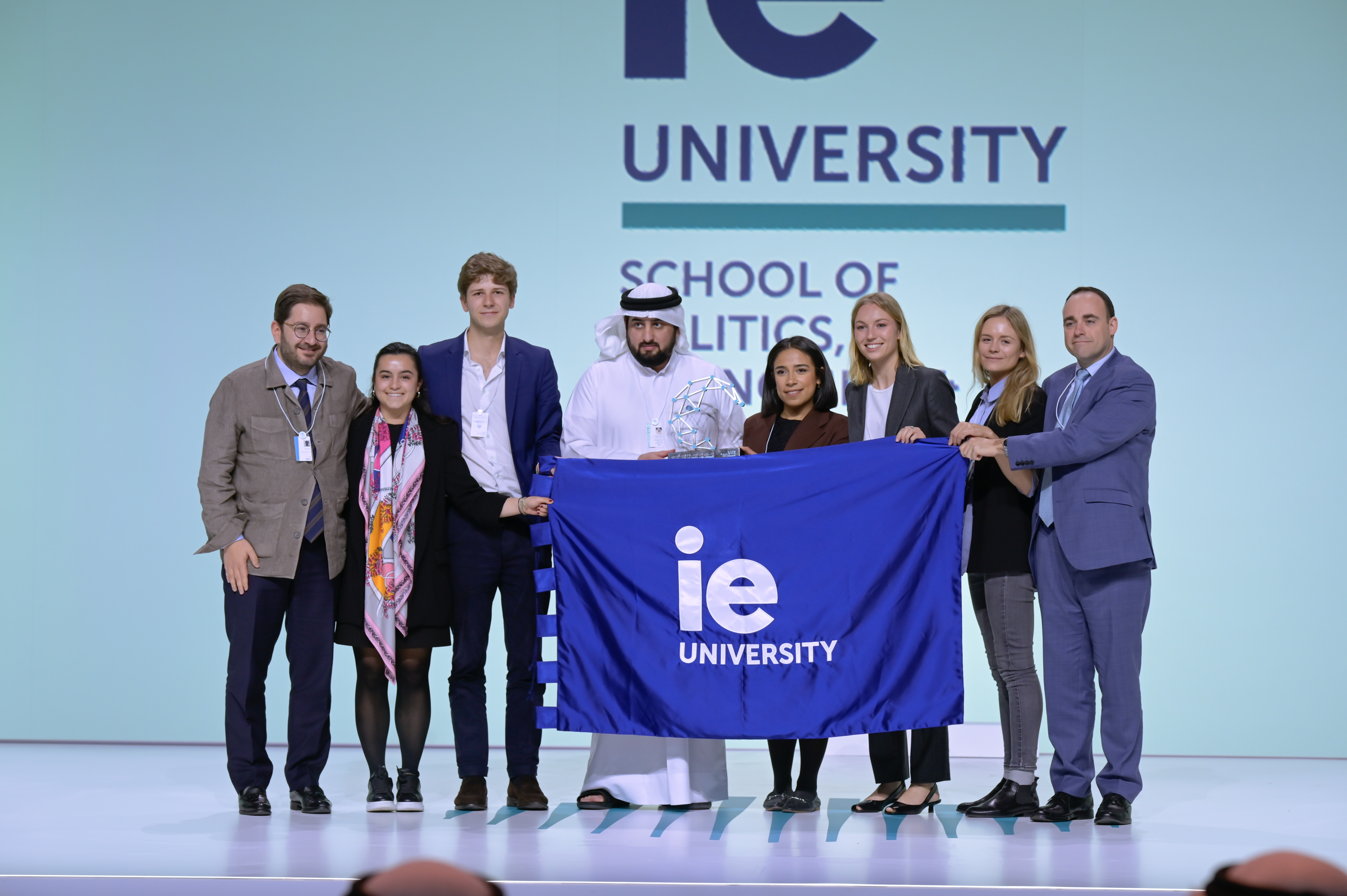 بحضور محمد بن راشد .. أحمد بن محمد يكرم فريق جامعة آي إي الإسبانية الفائز بجائزة تحدي الجامعات العالمي في القمة العالمية للحكومات
