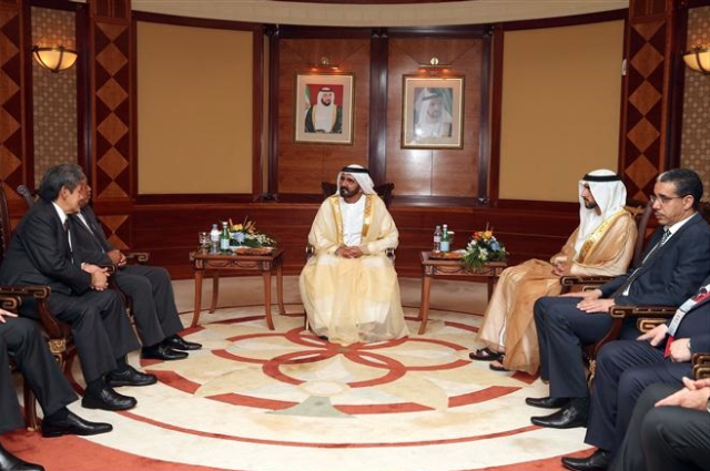 مكتوم بن محمد يحضر زفاف نجلي عتيق الكتبي