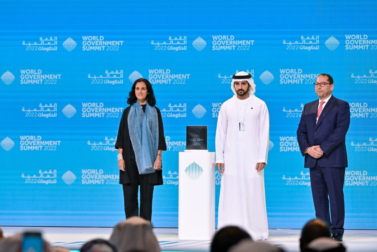 حمدان بن محمد يكرم وزيرة الاقتصاد في أوروغواي بجائزة أفضل وزير في العالم